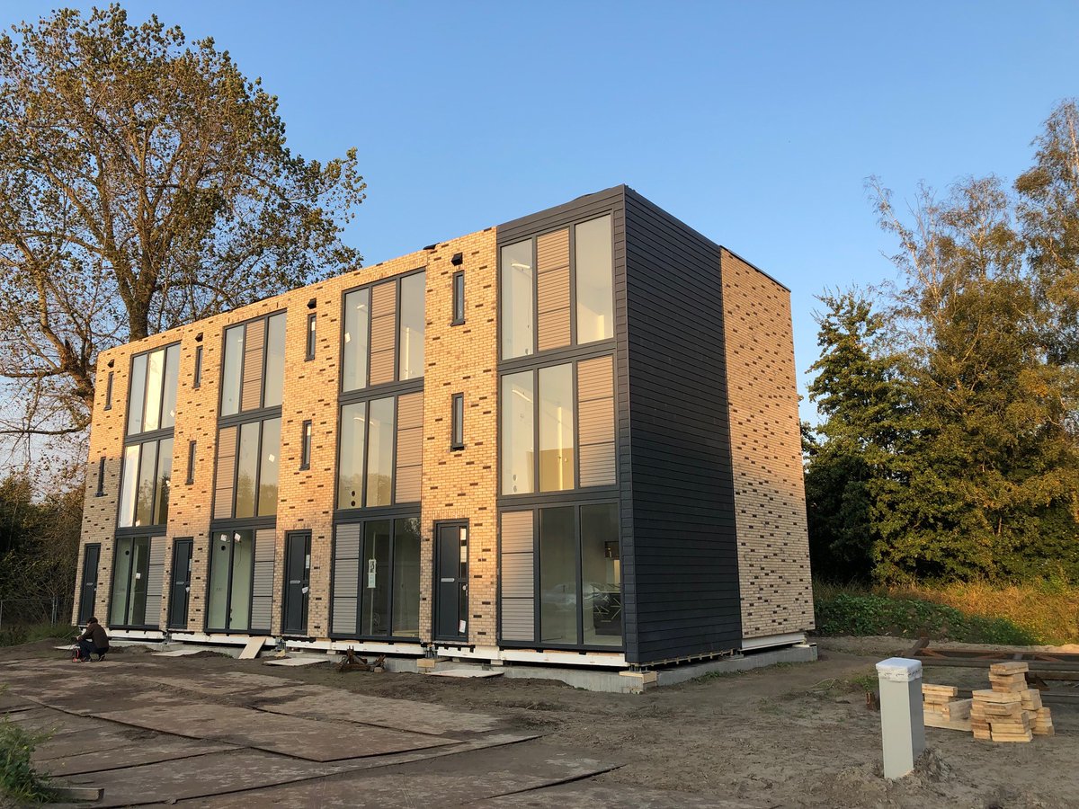 Prefabwoningen populair door woningcrisis: 'Binnen een dag een complete woning' rtlnieuws.nl/economie/busin…