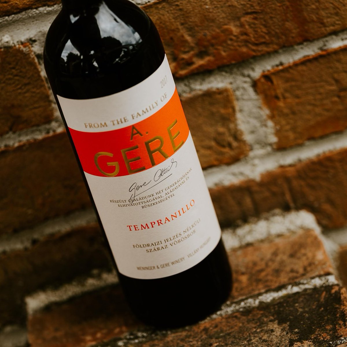 Its color is deep purple turns to black. Dried sour cherry, plum, black berries and toasted vanilla in its nose. Some eastern spices, minerals and still youngish impulse. Rich fruits in the sip. Round tannin and barrel spices. 🍷😊
#gereattila #villán