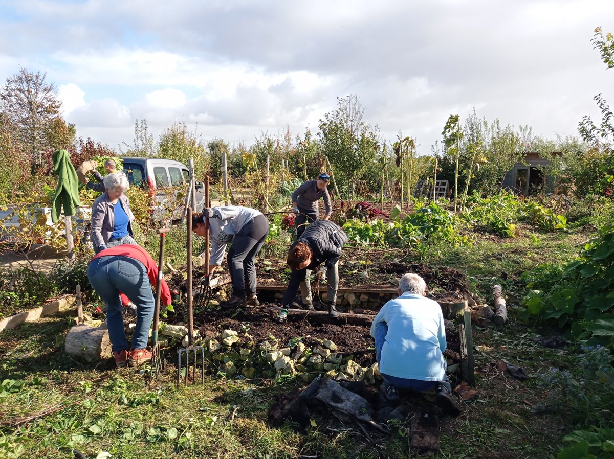 Retour en image sur notre atelier bouture de cette semaine. 🌱
Nos bénévoles et leurs gros bras ont mis la main à la pâte si bien qu'ils ont terminé les deux zones de bouturage - trop fort 💪 

#atelier #atelierbenevole #jardin #benevole #jardinage #boutures #bouture