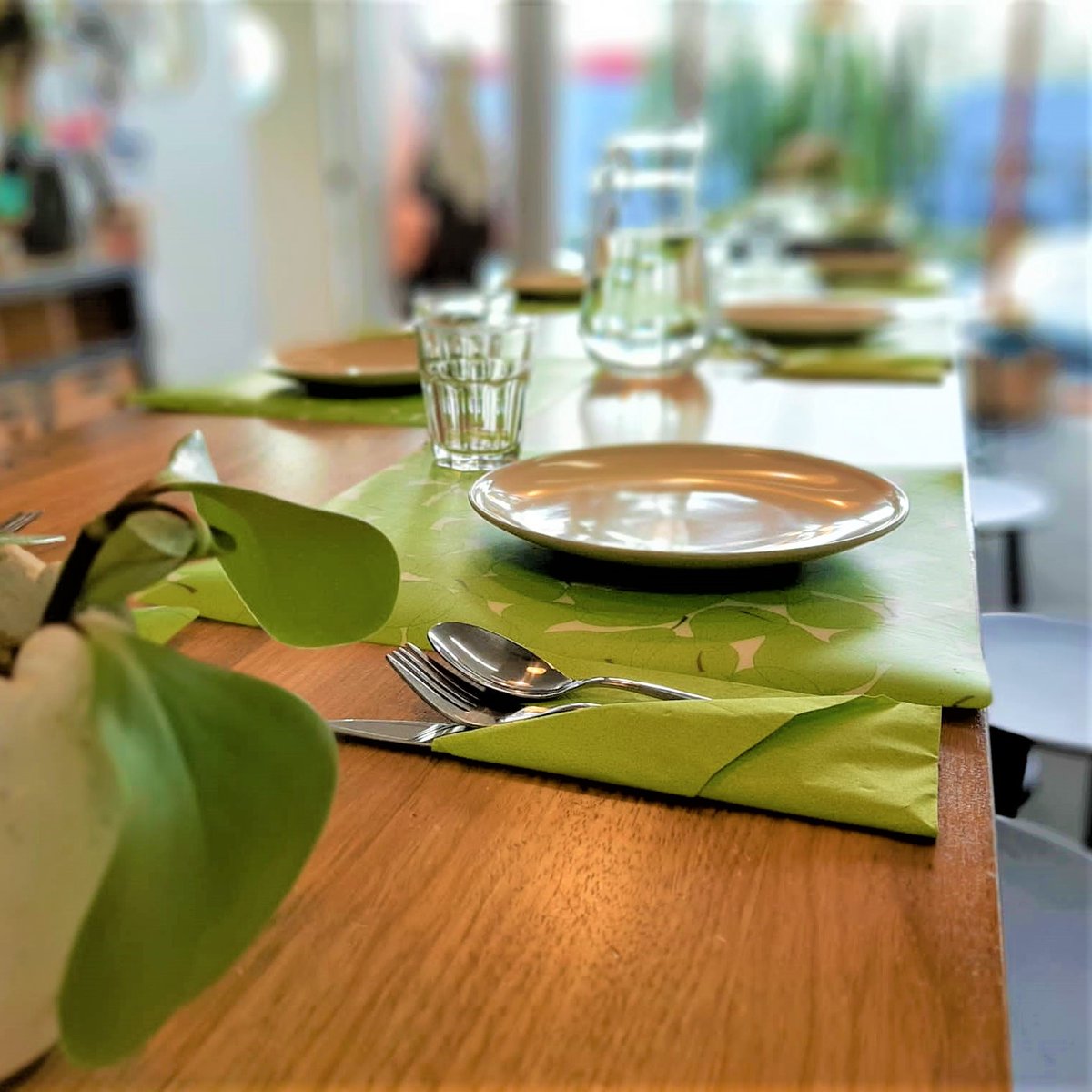 Dagelijks is er een netwerklunch bij Peer! waar je gelijkgestemden kunt ontmoeten. Boek je werkplek met lunch online óf stuur een mailtje naar boekingen@peer033.nl als je alleen voor de lunch komt.