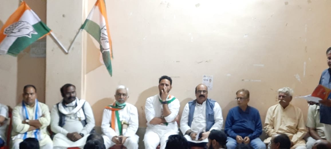 AjayShahMakrai's tweet photo. आज नेपानगर विधानसभा में कांग्रेस प्रत्याशी राजनारायण सिंह पुरनी जी के समर्थन में कार्यकर्ता सम्मेलन को संबोधित किया।

इस अवसर पर पूर्व मंत्री, विधायक सचिन यादव जी व विधायक डॉ. अशोक मर्सकोले जी मौजूद रहे।

@OfficeOfKNath @SYadavMLA @MPArunYadav @RajNarayanINC @jitupatwari https://t.co/cWEu1yAqer