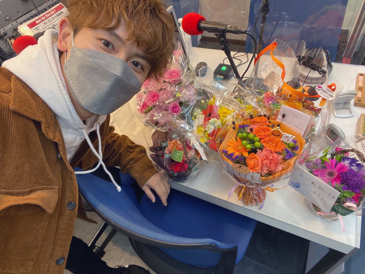 ookawayoshiaki's tweet photo. レインボータウンFM
「リッチーマンのエンタメ倶楽部」
代役パーソナリティ無事終了👏
ラジオやYouTube、有観客、素敵なお花やプレゼントと沢山盛り上げてくださりありがとうございます🌱
終了後リッチーマンさんとお電話させていただき、お褒めの言葉いただきました✨
_
#ラジオ
#楽しかった‼︎ https://t.co/130xVTWtFO