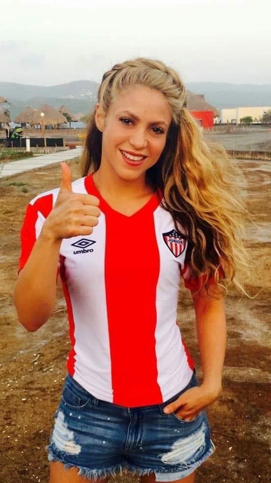 GirlsLikeYou29's tweet photo. Exquisite ❤️ so sexy in a footy top and that headdress 👌👌😍😍 #shakira #sexy #beautiful https://t.co/5fWtTVtRSc