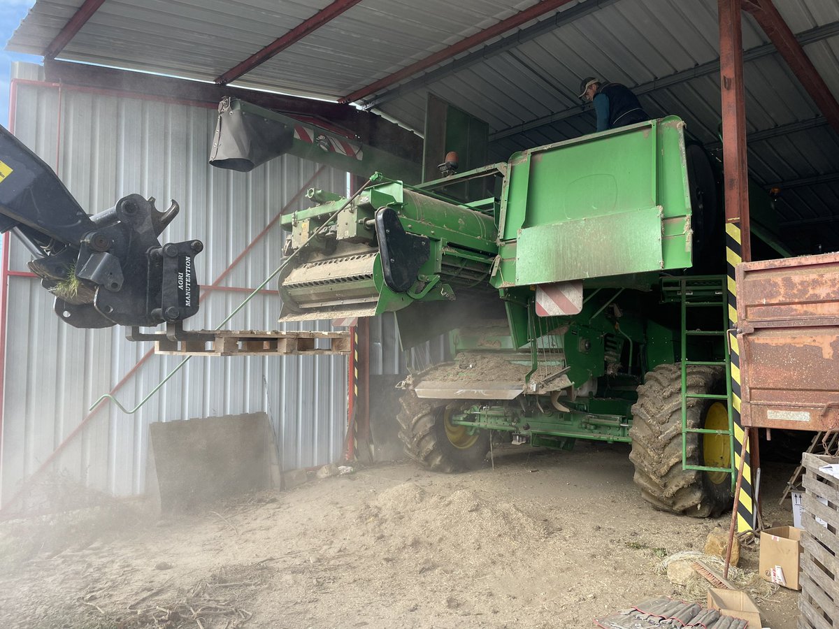 BADURAUX_j's tweet photo. les moissons sont terminé aujourd’hui hivernage de la #moissonneuse on #nettoie,#contrôle, #graisse pour essayer de s’affranchir de quelques soucis à la prochaine saison #moisson22 https://t.co/86acavwoBz