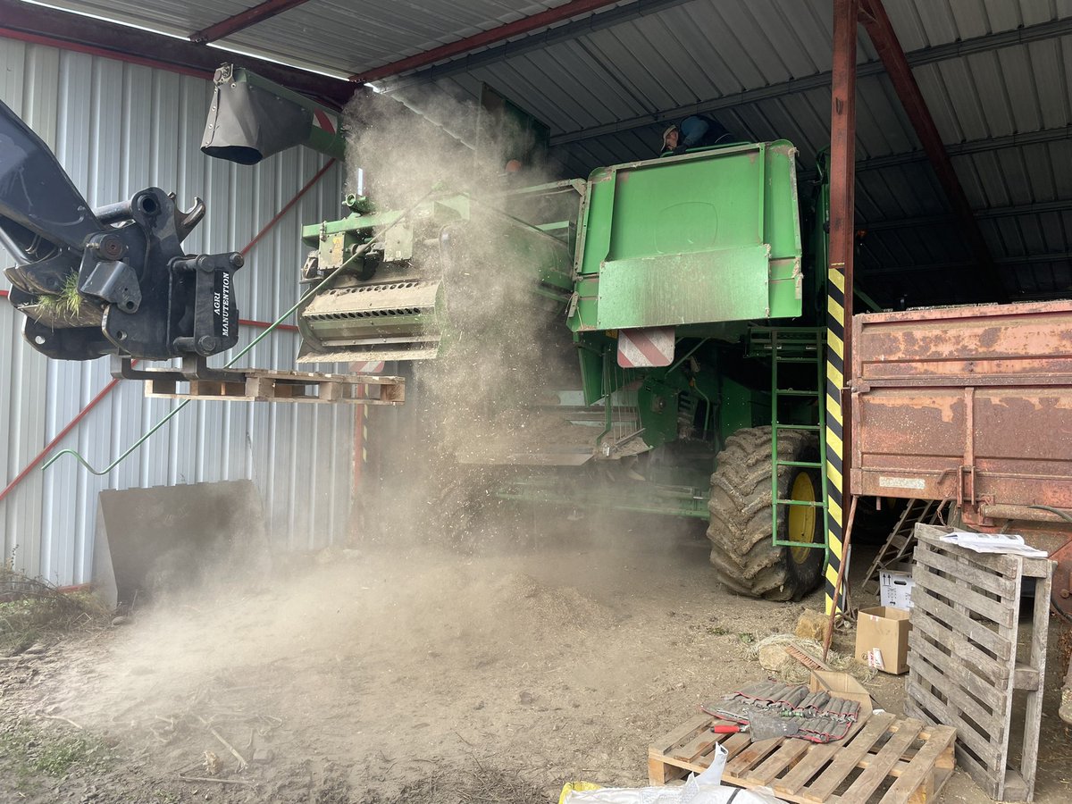 BADURAUX_j's tweet photo. les moissons sont terminé aujourd’hui hivernage de la #moissonneuse on #nettoie,#contrôle, #graisse pour essayer de s’affranchir de quelques soucis à la prochaine saison #moisson22 https://t.co/86acavwoBz