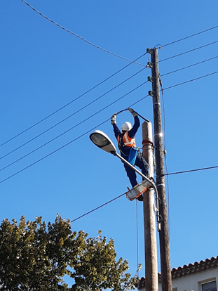 EnedisRegionSud's tweet photo. Un chantier de maintenance du réseau électrique transformé en chantier école aérien à @marseille pour la montée en compétences des techniciens de la base opérationnelle #Calanques. Les travaux consistaient à remplacer des fils nus par un câble torsadé plus résistant. #Savoirfaire https://t.co/BledeUg7TD