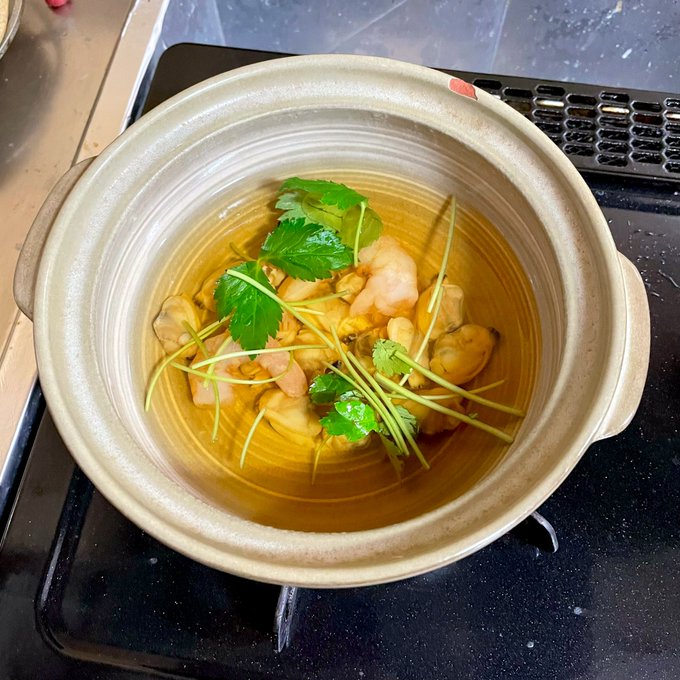 たまごふわふわです 端的に言うとお吸い物の上に泡立てた卵を流し入れて少し蓋をして蒸らすだけの料理 