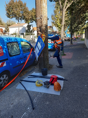 EnedisRegionSud's tweet photo. Un chantier de maintenance du réseau électrique transformé en chantier école aérien à @marseille pour la montée en compétences des techniciens de la base opérationnelle #Calanques. Les travaux consistaient à remplacer des fils nus par un câble torsadé plus résistant. #Savoirfaire https://t.co/BledeUg7TD
