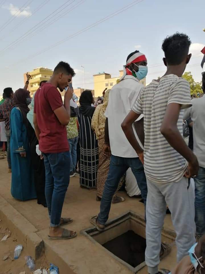 الشاب دا كان واقف بالطريقة دي ساعات طويلة جدا في شارع الستين عشان ما في زول يقع في المنهول
احساس بالمسؤولية لو كان عند أي عسكري او سياسي ما كان اتخوزقنا كدا
🖊️عبد الغني 
#سلطة_الشعب
#مليونية21اكتوبر