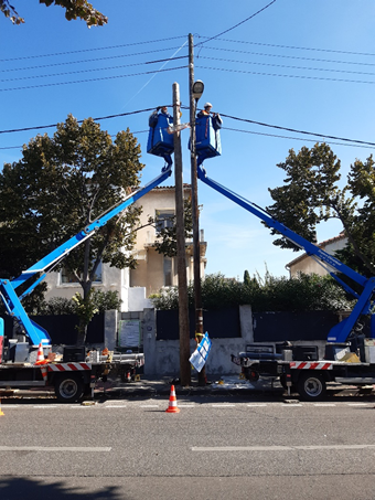 EnedisRegionSud's tweet photo. Un chantier de maintenance du réseau électrique transformé en chantier école aérien à @marseille pour la montée en compétences des techniciens de la base opérationnelle #Calanques. Les travaux consistaient à remplacer des fils nus par un câble torsadé plus résistant. #Savoirfaire https://t.co/BledeUg7TD