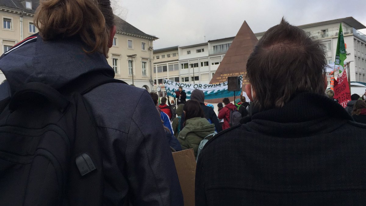 Wir brauchen mehr #Klimaschutz,
deswegen sind wir heute auf dem #klimastreik von <a href="/FFF_Karlsruhe/">Fridays For Future Karlsruhe</a> 

#UprootTheSystem