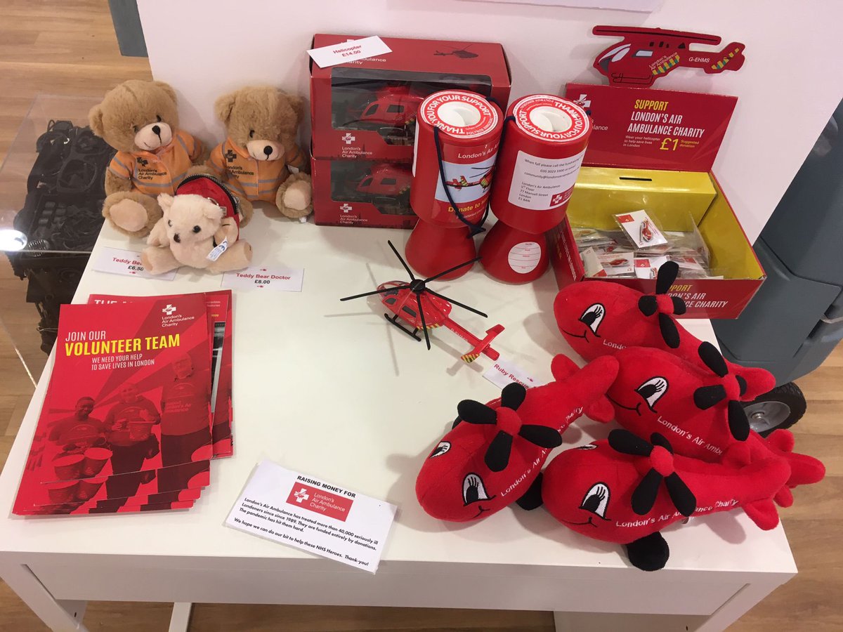 lisalou0310's tweet photo. So wonderful to get out and about in London yesterday - catching up with some of the team from @ARRTI_GALLERY @SouthSideCentre #wandsworth                                    Thank you for supporting @LDNairamb into a 3rd year - your first pop up space looks amazing 🙌😍 https://t.co/U0OFxe8Hop