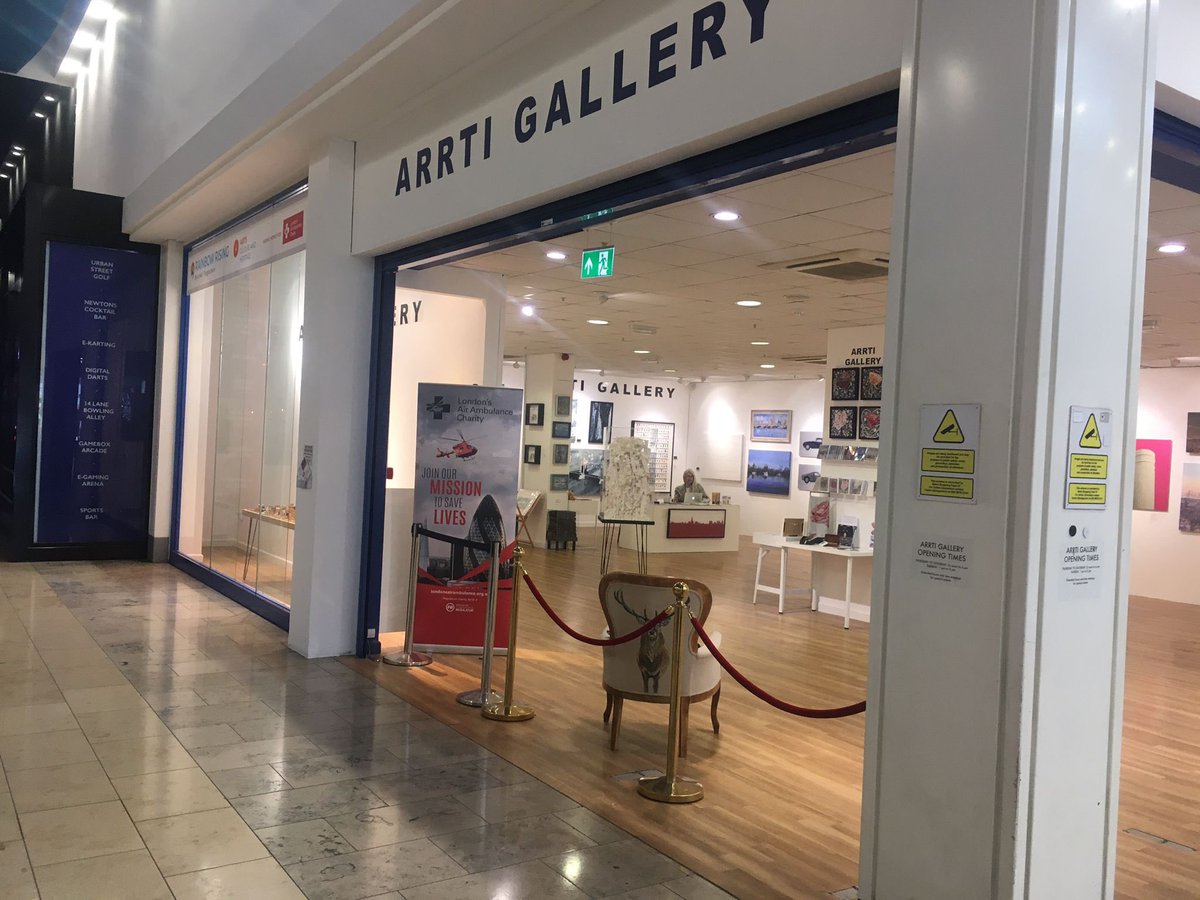 lisalou0310's tweet photo. So wonderful to get out and about in London yesterday - catching up with some of the team from @ARRTI_GALLERY @SouthSideCentre #wandsworth                                    Thank you for supporting @LDNairamb into a 3rd year - your first pop up space looks amazing 🙌😍 https://t.co/U0OFxe8Hop