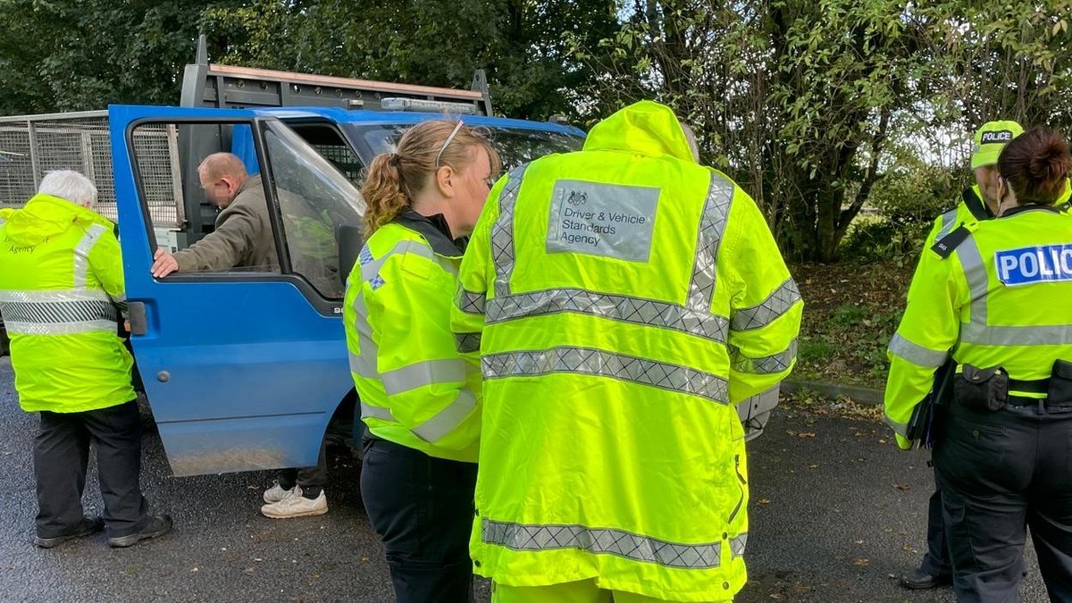 EnvAgencySW's tweet photo. 1/2 There was a lot of hi-viz at Cartgate Services in Yeovil on Wednesday as we joined several other agencies to disrupt rogue traders. Vehicles were stopped and the legit traders were happy to answer a few enquiries from us, @ASPolice, @DVSAgovuk and @TSConnected. https://t.co/tFzWJVAIDO