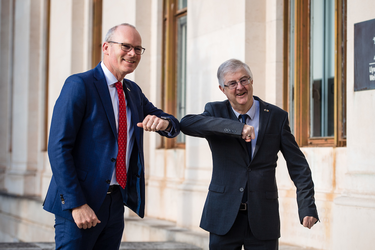 This morning @fmwales welcomes @simoncoveney to Cardiff to host the inaugural Ireland-Wales Ministerial Forum.

Discussions will focus on our shared commitment to climate action and green recovery 🌱🌍