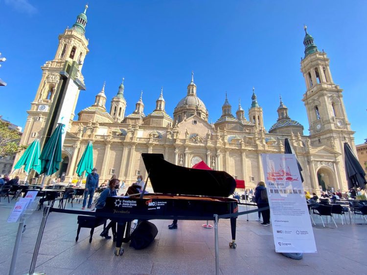 mariacanals_bcn's tweet image. Hoy hemos puesto 8 pianos de cola en la ciudad de Zaragoza juntamente con la @FundJesusSerra para promover la práctica musical al conjunto de la población. 🎹

¡Ven a tocar uno de los pianos, tienes tiempo hasta las 20h! 🕗