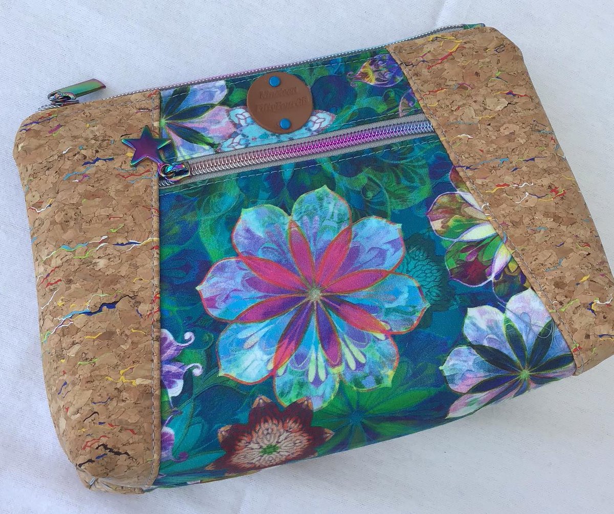 FromSelsey's tweet photo. Friday at the Love From Selsey shop means new Artisans - This week you can find NineteenFiftyFour Bespoke Bags , Coastal JJ  and Millen’s Melts .
You can find the gift shop by the Bunn leisure windmill. https://t.co/3Tk7qHtWH6