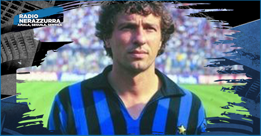 Rnerazzurrait's tweet photo. 🎂 | #Compleanno
Tantissimi auguri a Roberto #Mozzini
@GBorzillo racconta la storia di un #giocatore che faceva sempre il #lavoro sporco, poco alla ribalta, ma autore di un #gol rimasto inciso nella storia dell'#Inter: #RobertoMozzini.
#Podcast 👉 https://t.co/AvESp6Wi0c https://t.co/tvrnUB3EH0