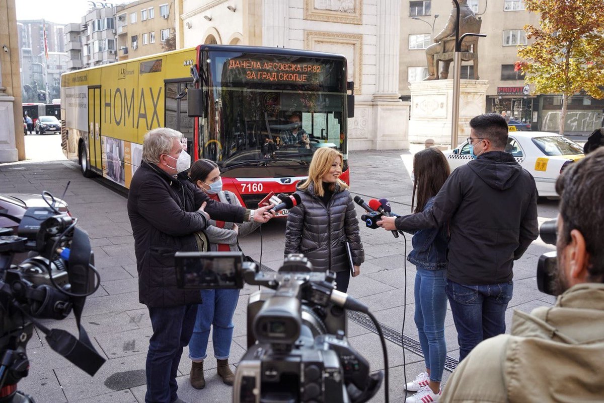 Seir_mk's tweet photo. 2015 - Автобуси на ЈСП протестираат пред СДСМ
2021 - Автобуси на ЈСП во кампања за ВМРО-ДПМНЕ
Nма разлика! https://t.co/NVh08PC4C4