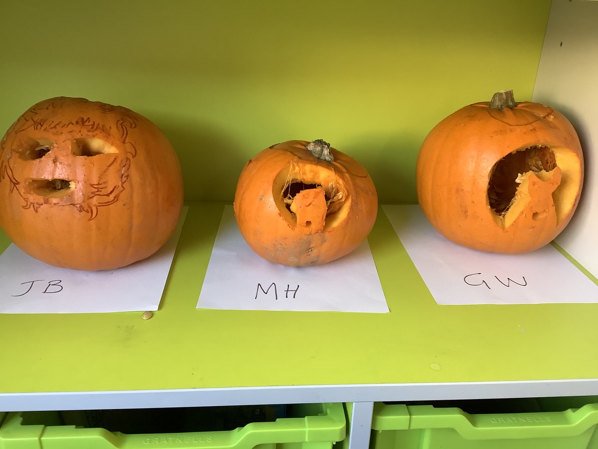 RpWhgs's tweet photo. The RP food therapy group have been getting in the Halloween spirit carving pumpkins with our OT, Leonie. 🎃 @WilliamHulmes #EducatingwithCharacter https://t.co/inOODpBqGf