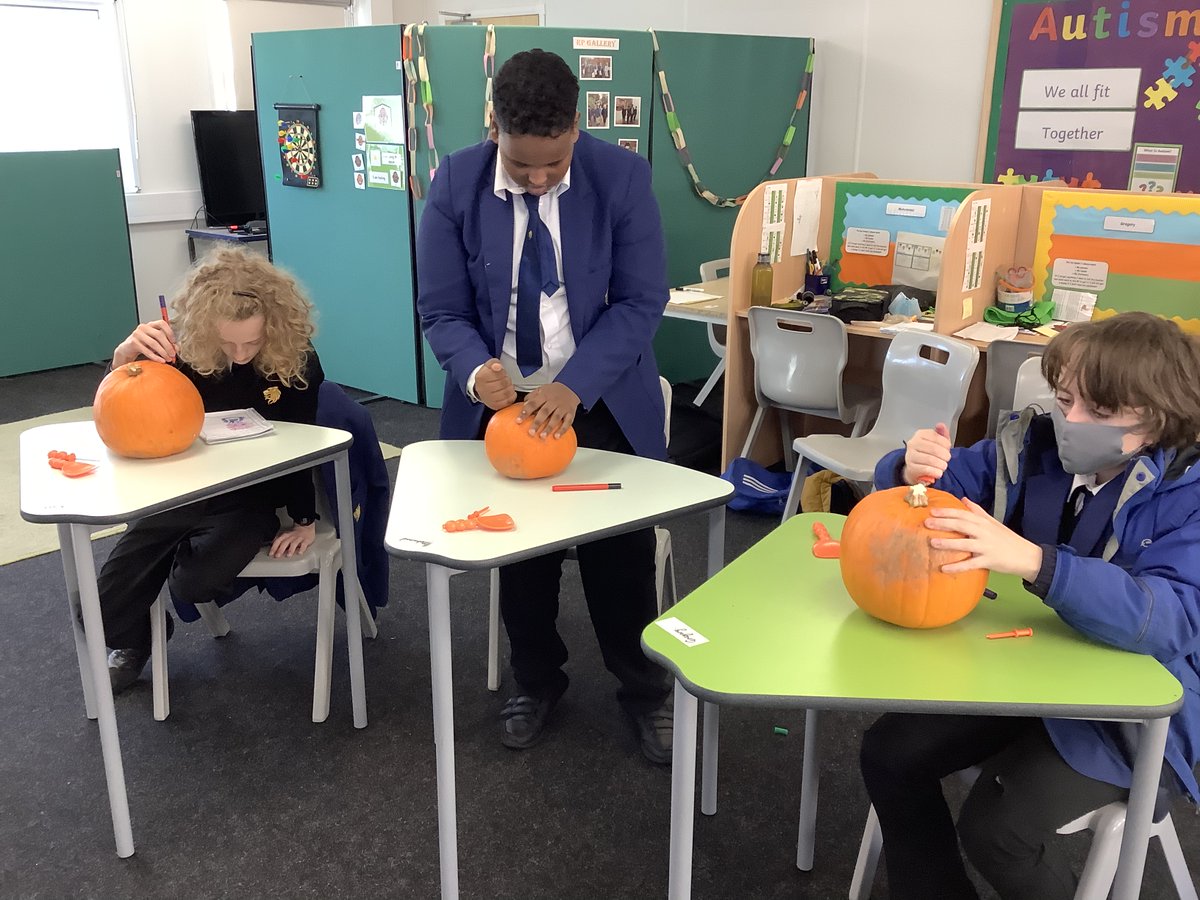 RpWhgs's tweet photo. The RP food therapy group have been getting in the Halloween spirit carving pumpkins with our OT, Leonie. 🎃 @WilliamHulmes #EducatingwithCharacter https://t.co/inOODpBqGf