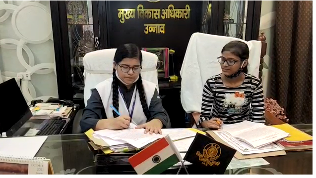 bstvlive's tweet photo. #Unnao

➡उन्नाव में 2 बेटियां बनी एक दिन की सीडीओ

➡इंटरमीडिएट की छात्राएं बनीं एक दिन का CDO

➡शिक्षा का महत्व बताने के लिए CDO का प्रयास

➡CDO क��� कुर्सी पर बैठकर दोनों बेटियों ने सुनी फरियाद

➡कई शिकायतों का मौके पर ही किया निस्तारण। https://t.co/Y8A5lq0p5p