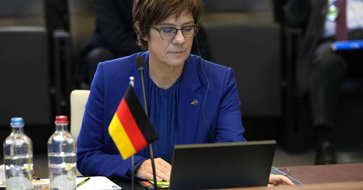 Saarbrücker Zeitung (@szaktuell) on Twitter photo Pläne auf EU-Ebene: Kramp-Karrenbauer startet Initiative für schlagkräftige Eingreiftruppe. #Bundeswehr <a href="/akk/">A. Kramp-Karrenbauer</a> #EU saarbruecker-zeitung.de/nachrichten/po… Pläne auf EU-Ebene: Kramp-Karrenbauer startet Initiative für schlagkräftige Eingreiftruppe. #Bundeswehr <a href="/akk/">A. Kramp-Karrenbauer</a> #EU saarbruecker-zeitung.de/nachrichten/po…
