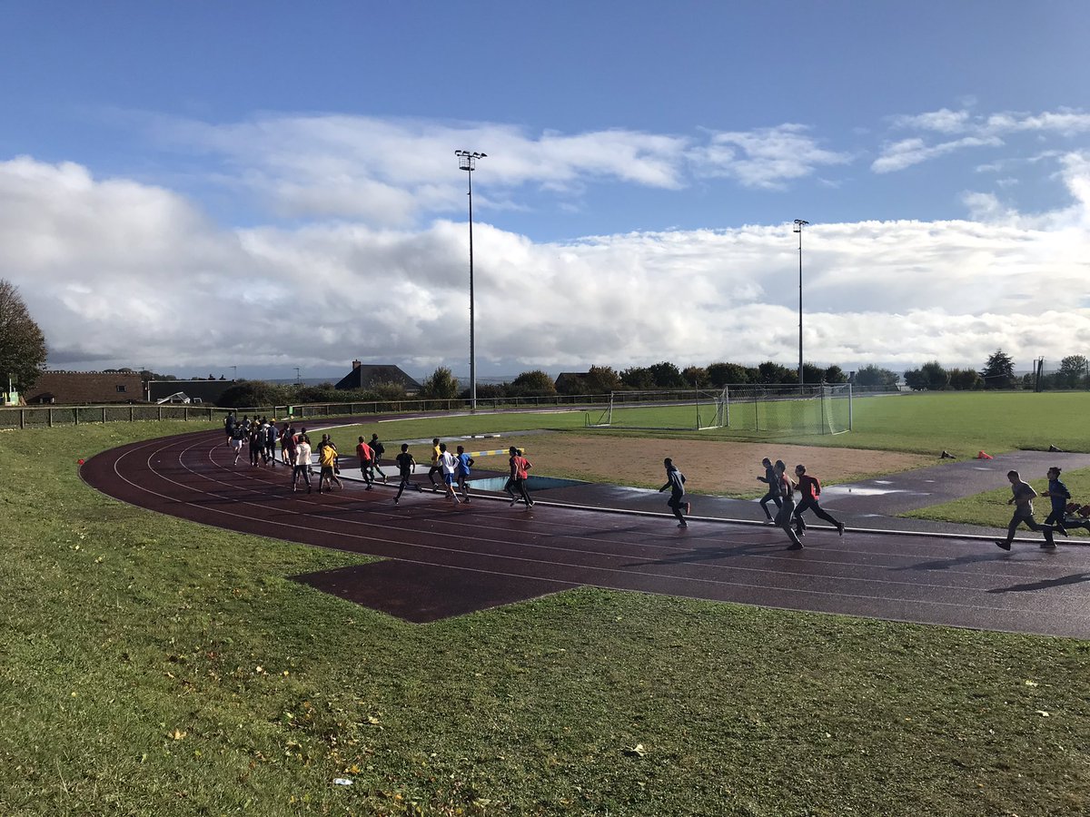 Les élèves du <a href="/CollegeChartier/">Collège Emile Chartier</a> de Mortagne au Perche ont renoué avec le traditionnel cross du collège, malgré une météo capricieuse ! Bravo à tous, participants, organisateurs et encadrants !