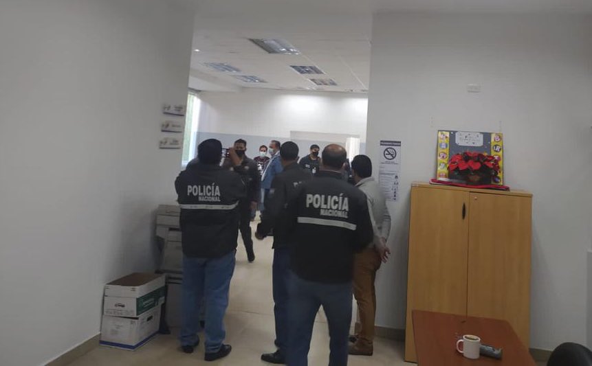 PoliciaEcuador's tweet photo. URGENTE 🚨

#CmdtGralPolicía #GraITannyaVarela

Ante incidente informático a la @ANT_ECUADOR; @PoliciaEcuador y @FiscaliaEcuador ejecutan allanamientos en #UIO, para recabar más información y dar con los presuntos responsables.

#RescateEcuador
#SinTreguaAlDelito https://t.co/8c7uQ7B7YF