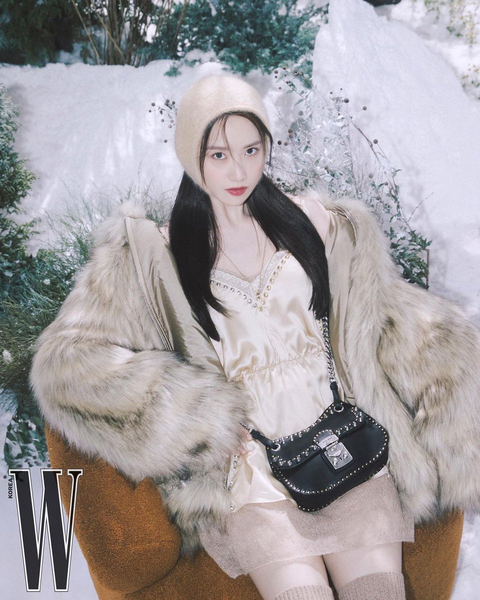 MIUMIUofficial's tweet photo. What winter brings.  

#MiuMiu ambassador #YoonaLim wearing #MiuMiuFW21 for @wkorea .

Photographed by Ji Yong Yoon 
Styled by Bo Ram Lee 

#MiuMiuGirls 
#MiuMiuEditorial https://t.co/3G8lV1QVFr