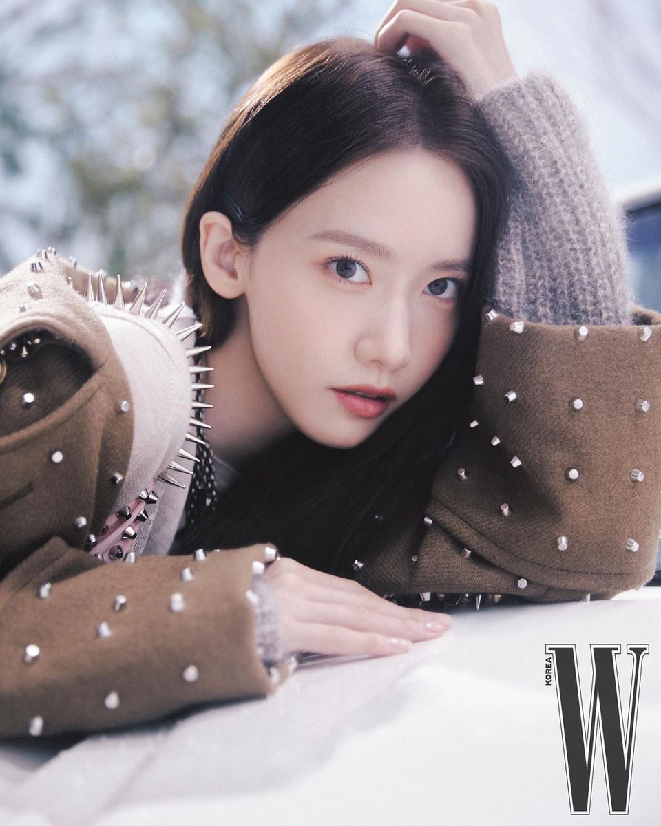 MIUMIUofficial's tweet photo. What winter brings.  

#MiuMiu ambassador #YoonaLim wearing #MiuMiuFW21 for @wkorea .

Photographed by Ji Yong Yoon 
Styled by Bo Ram Lee 

#MiuMiuGirls 
#MiuMiuEditorial https://t.co/3G8lV1QVFr
