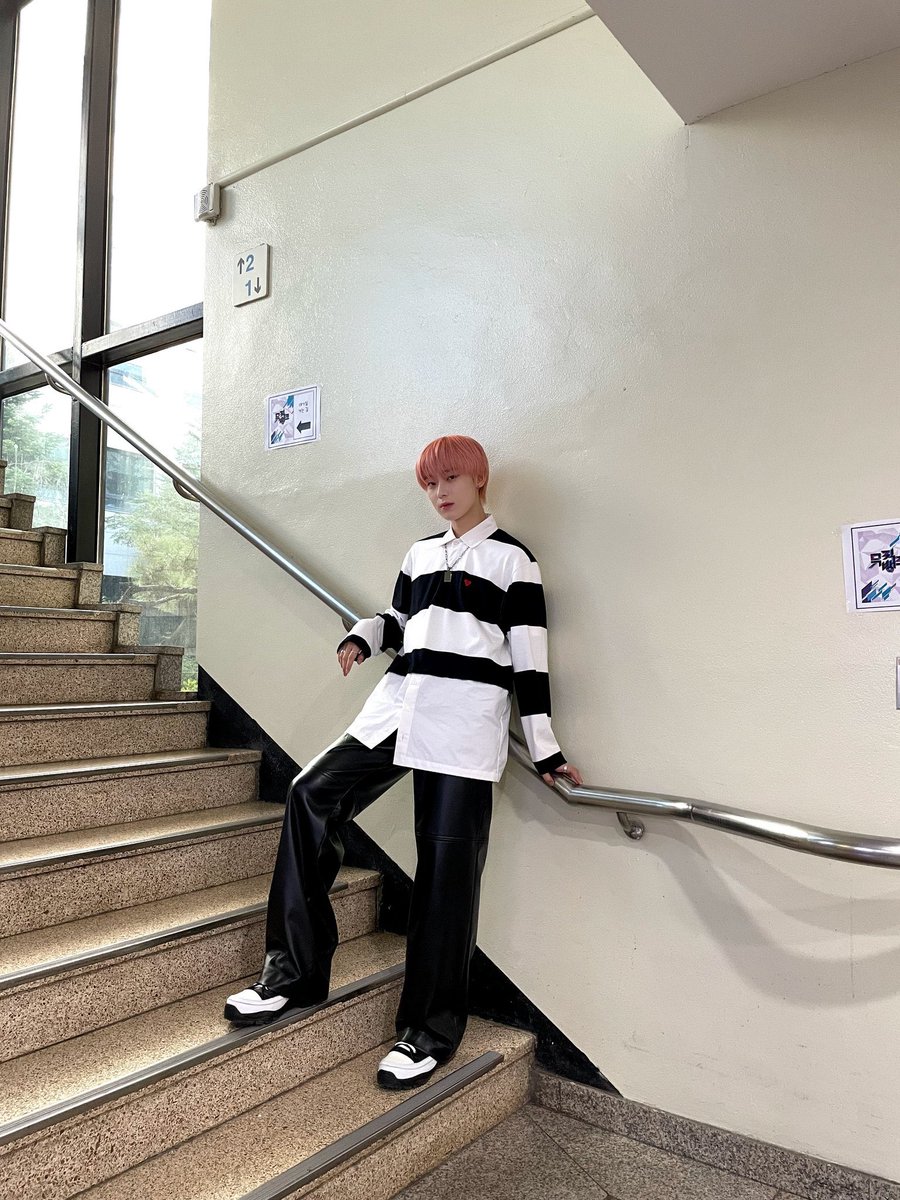snfave's tweet photo. the photo would look so much better if i was standing beside you tbh https://t.co/aKDC9b68o5