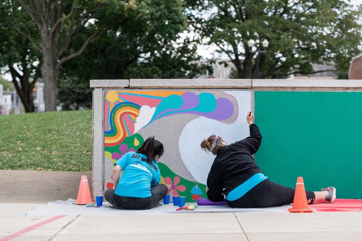 UnitedWayGLV's tweet photo. On #DayOfCaring, the largest, single-day volunteer effort in the Greater #LehighValley, volunteers from 38 local businesses &amp; organizations contributed $80,000 in volunteer hours 🌿🎨🔨

For more #DOC2021 content: https://t.co/OINEYWvyw0 🌎 #LIVEUNITED https://t.co/qosGjXvtsV