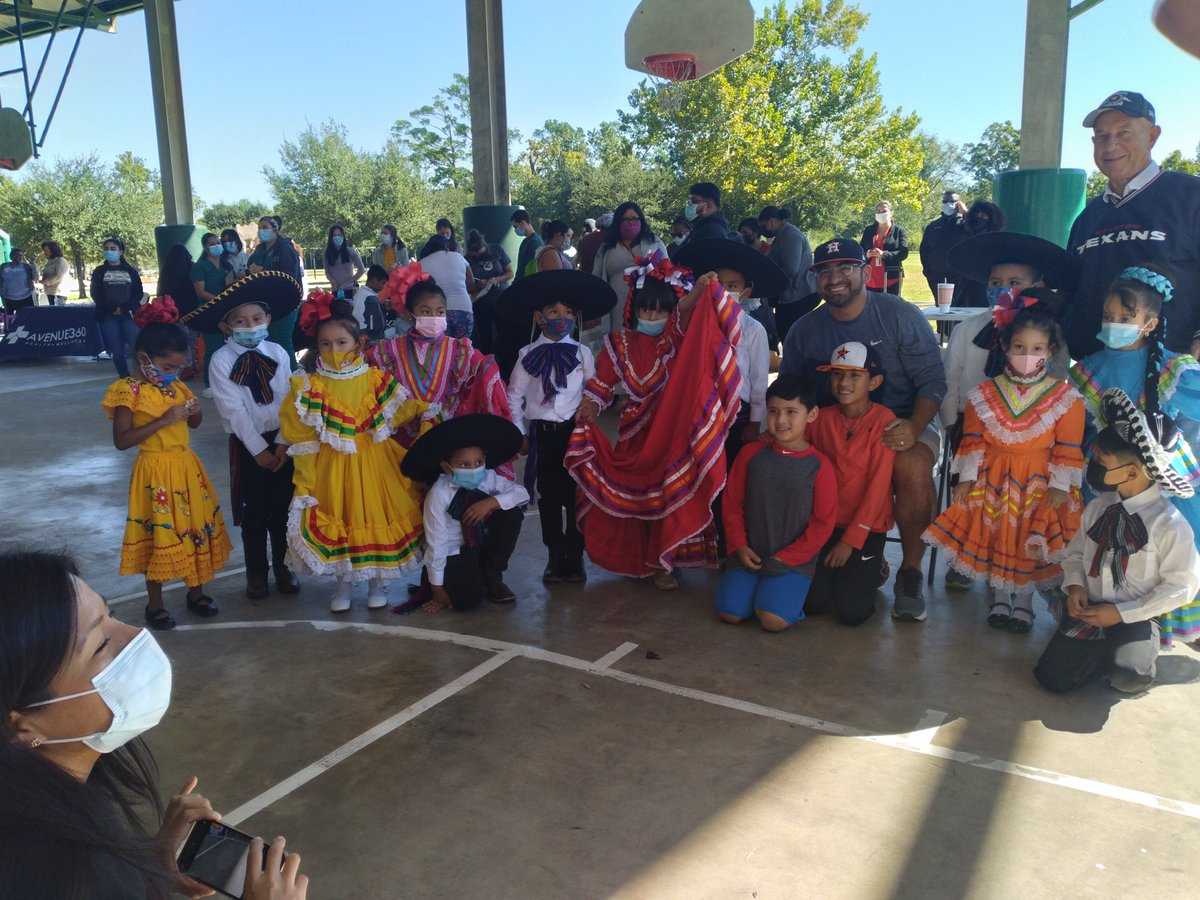 BerryWraparound's tweet image. I want to give a huge shout out to Mrs. Puente in Kindergarten.  She volunteered to help Berry ES represent at the Jensen Jubilee this past Saturday.  The kids from her class were dressed up.  @BerryPto @JamesBerryHISD @robertozamora @HISD_Wraparound