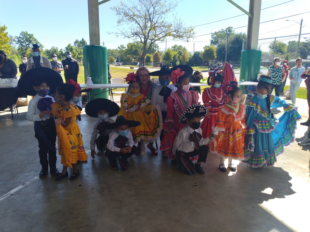 BerryWraparound's tweet image. I want to give a huge shout out to Mrs. Puente in Kindergarten.  She volunteered to help Berry ES represent at the Jensen Jubilee this past Saturday.  The kids from her class were dressed up.  @BerryPto @JamesBerryHISD @robertozamora @HISD_Wraparound
