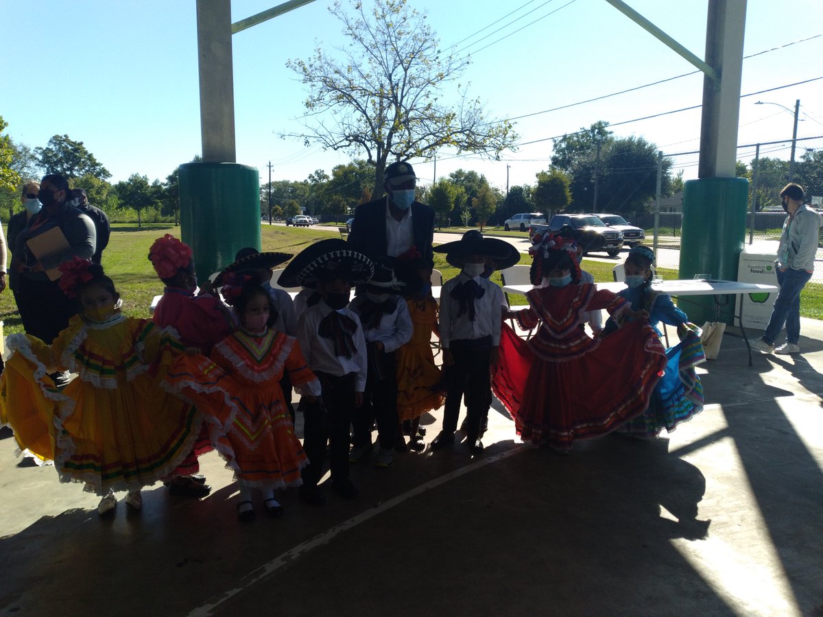 BerryWraparound's tweet image. I want to give a huge shout out to Mrs. Puente in Kindergarten.  She volunteered to help Berry ES represent at the Jensen Jubilee this past Saturday.  The kids from her class were dressed up.  @BerryPto @JamesBerryHISD @robertozamora @HISD_Wraparound