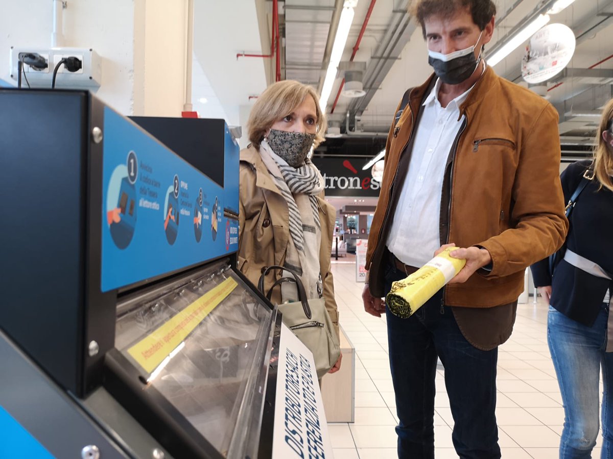 ARSambienteSrl's tweet photo. @mgiavini ha organizzato ieri una visita di delegazione spagnola della città di #Gijón al sistema di #tariffapuntuale e #KAYT applicati da #Gelsia #a2a nel milanese e nella città di #Bergamo. Un esempio di #nudge applicato ai rifiuti @ARSambienteSrl @REthinkWasteRTW https://t.co/i6NsE93hBl