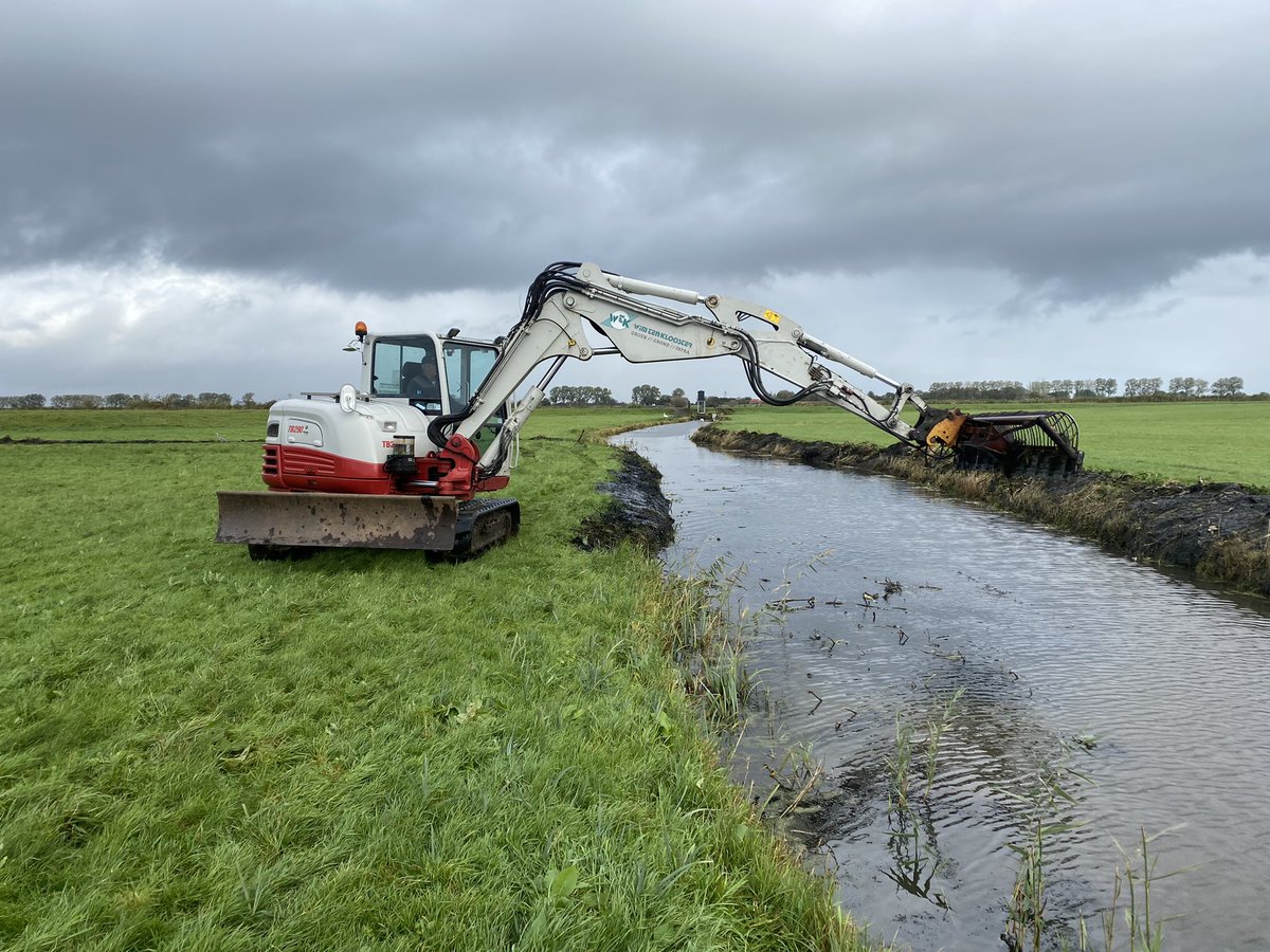CrPierik's tweet photo. Wat doen #boeren ook? Jaarlijks de sloten (laten) uitbaggeren. Kost deze hobbyboer bijna 2000 euro per jaar. Mede hierdoor houden 17,5 mln Nederlanders wel droge voeten. #besefmomentje https://t.co/kNLF3uQ6rl
