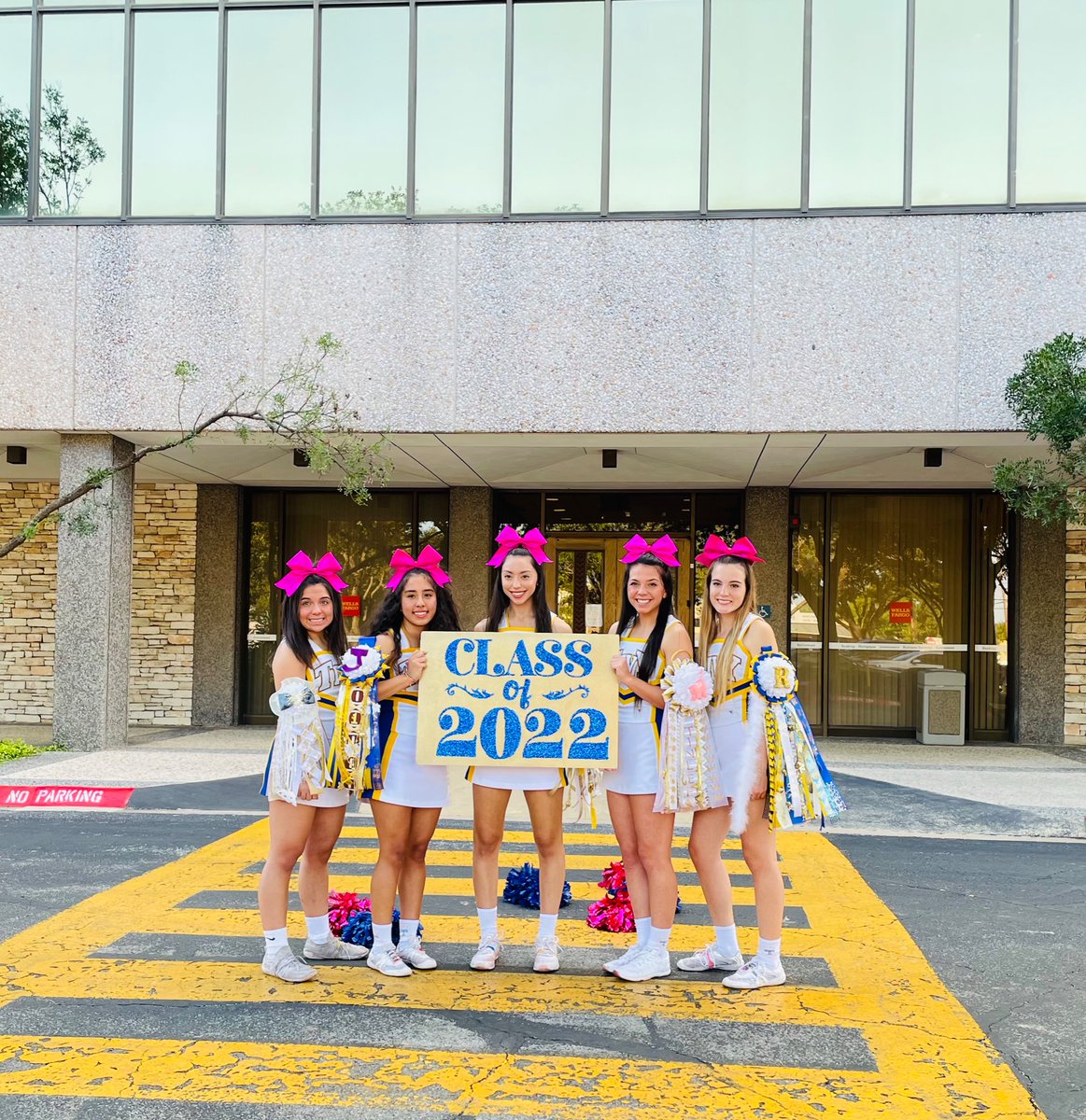 We 💙 our senior cheerleaders!