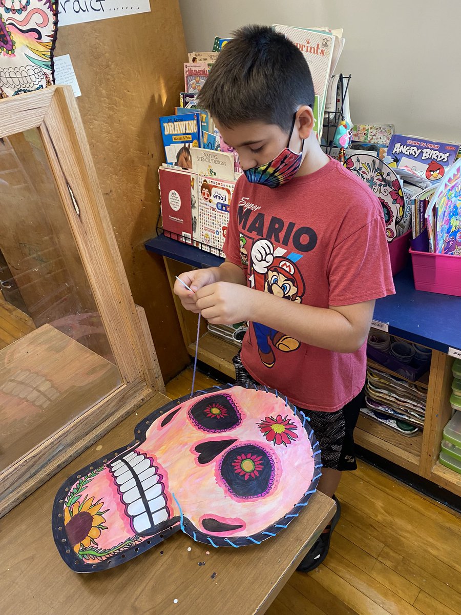 MinutoDanielle's tweet photo. 5th graders are working hard paying attention to details in their sugar skull creations! @BGreenSchool @emeadowschools @EastMeadowArts https://t.co/VUT1ey3YKt