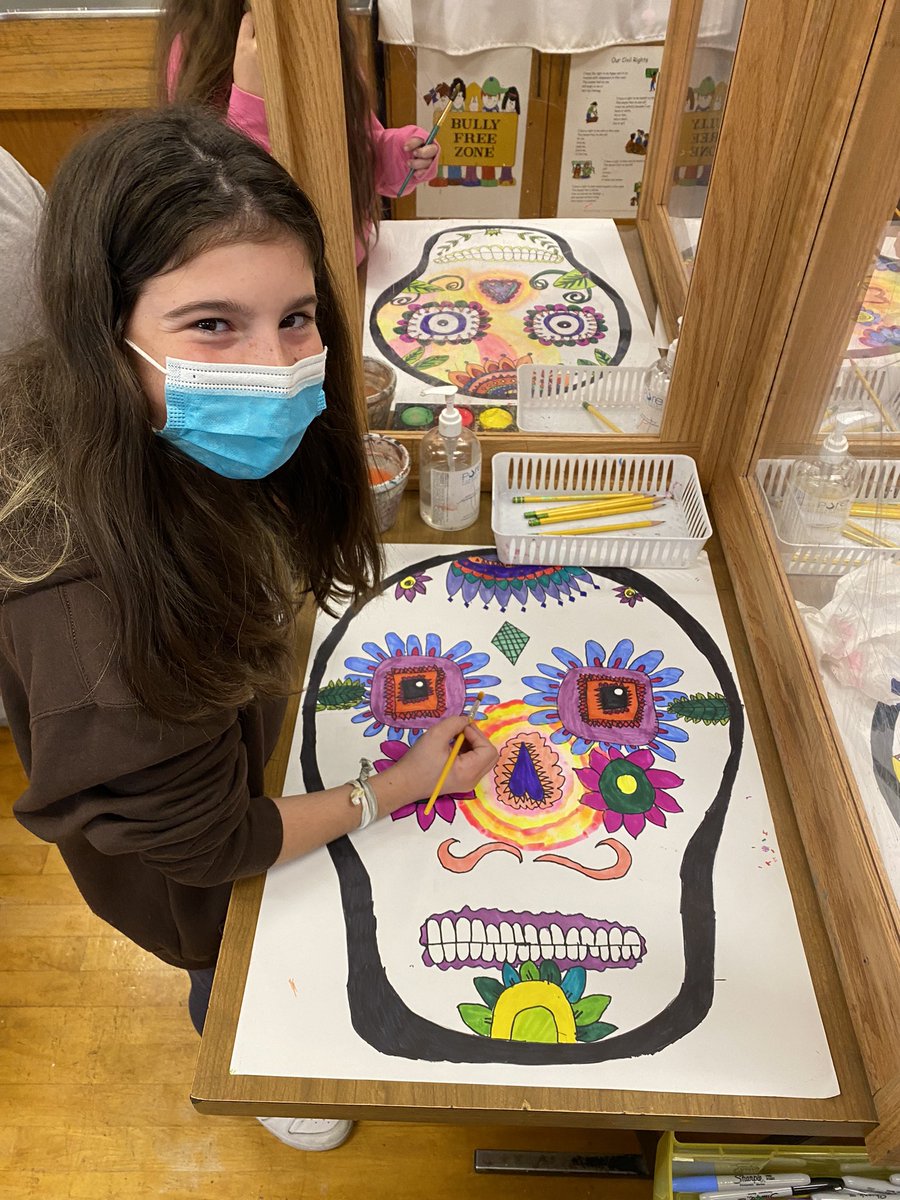MinutoDanielle's tweet photo. 5th graders are working hard paying attention to details in their sugar skull creations! @BGreenSchool @emeadowschools @EastMeadowArts https://t.co/VUT1ey3YKt