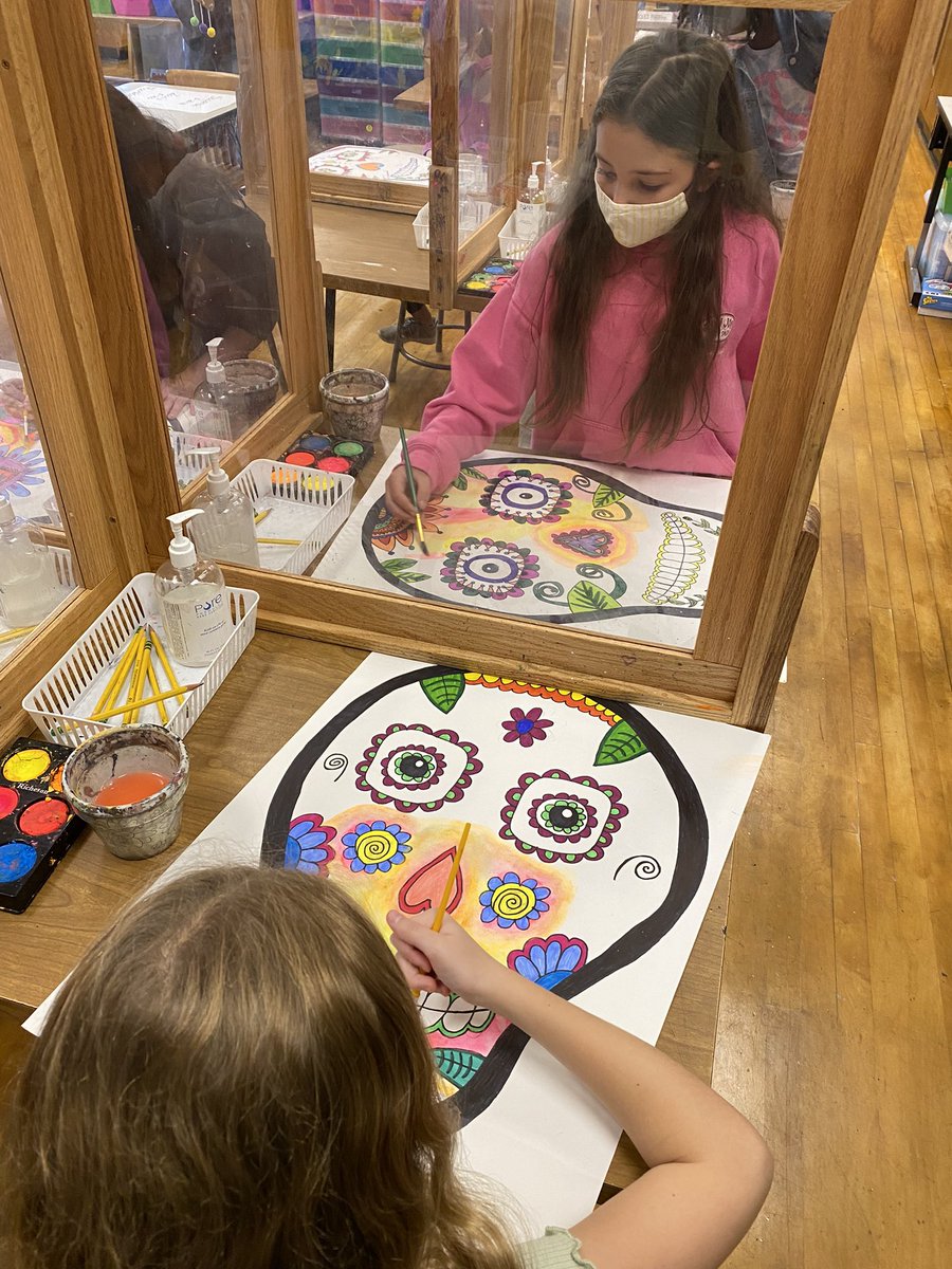MinutoDanielle's tweet photo. 5th graders are working hard paying attention to details in their sugar skull creations! @BGreenSchool @emeadowschools @EastMeadowArts https://t.co/VUT1ey3YKt