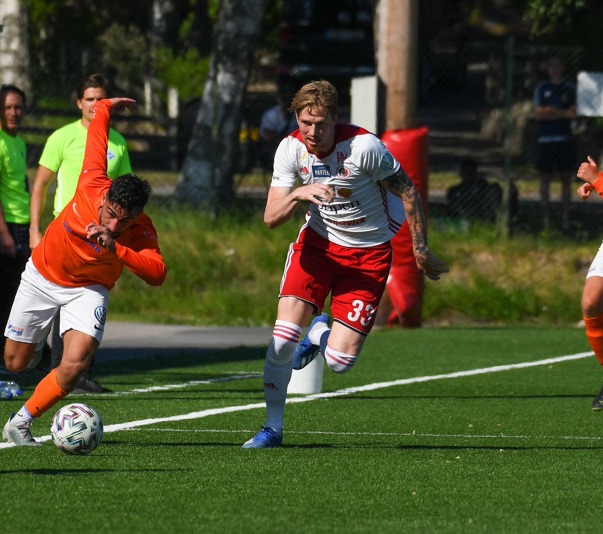 HudiksvallsFF's tweet photo. Cristoffer "Våfflan" Ericson tvingas lägga fotbollsskorna på hyllan.

Inför morgondagens bortamatch mot Gefle kommer "Våfflan" att tackas av.

Din karriär blev alldeles för kort men det finns saker som är viktigare än fotboll och vi står alla bakom dig i ditt beslut.

💐👏❤ https://t.co/PceVtmdU20