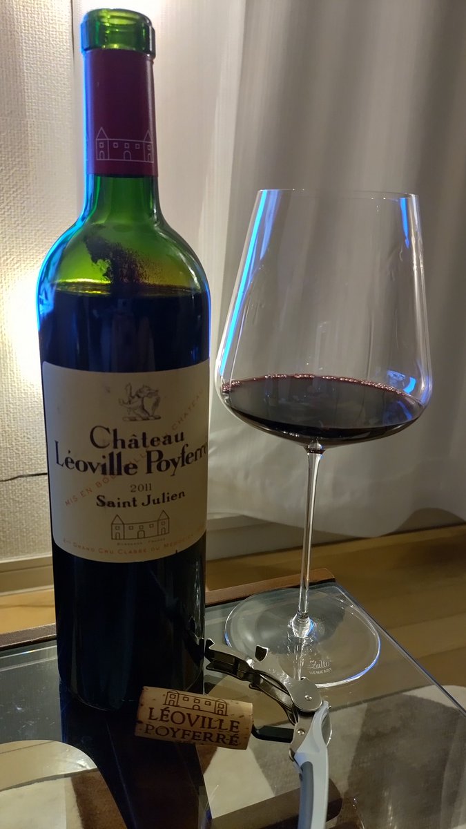 #chateauleovillepoyferre 
#bordeaux #saintjulien 

ボトルの肩にはオリがキレイにつき、一嗅ぎしただけで杉等の針葉樹、熟したフルーツが香って、口に入れる前から美味しいのが分かる。

酸と、ミネラル、熟したタンニンのバランスも良い。。

赤身の牛や鹿と一緒したい。
旨い。