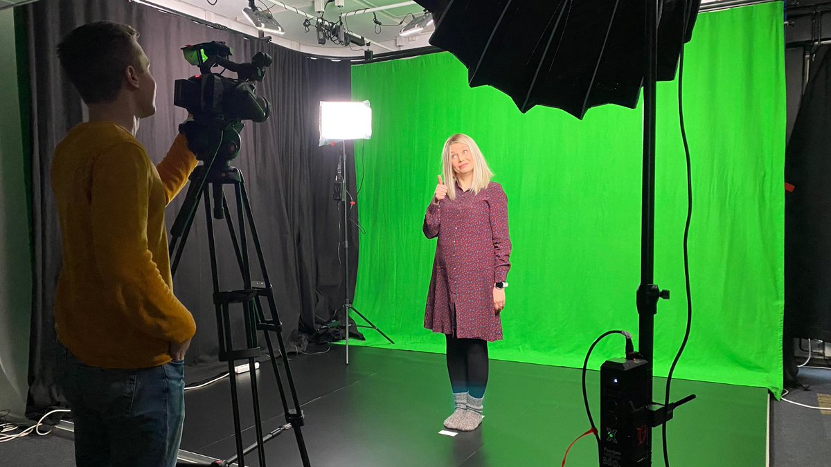 Tänään oli Oulun toimiston vuoro kuvata uusia giffejä. Kuvassa Kuulun operatiivinen johtaja ja improvisaatiomestari <a href="/MariKellokumpu/">Mari Kellokumpu</a> näyttää mallia. Kuvaajana <a href="/mikaelkunnari/">mikael</a>. 

#kuulun #kuuluoulu