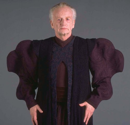 TheLoreMasterYT's tweet photo. What outfit in Star Wars do you hate/dislike the most?

This abomination that Palps wore during the Clone Wars always made me cringe. It looks so ridiculous, especially on someone as scrawny as him lol https://t.co/Sli6sTXuJ6