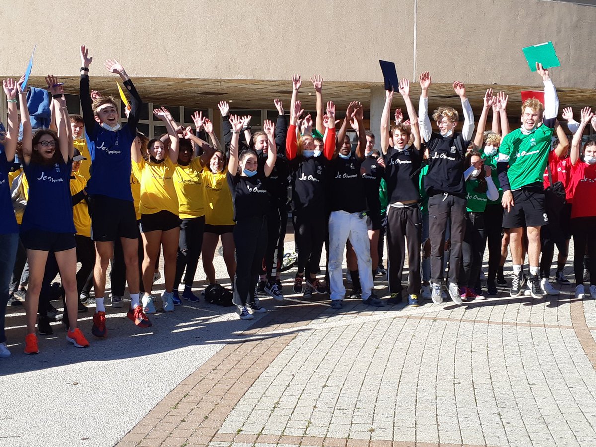 lyceeHVDS's tweet photo. Lancement de la première année @lyceeHVDS pour le label #generation2024 : une bâche réalisée par les élèves de CAP, une ouverture par le #CDOS79, 6 équipes de référents olympiques prêts à battre des défis en vélo ! https://t.co/UXFCh3RgUY