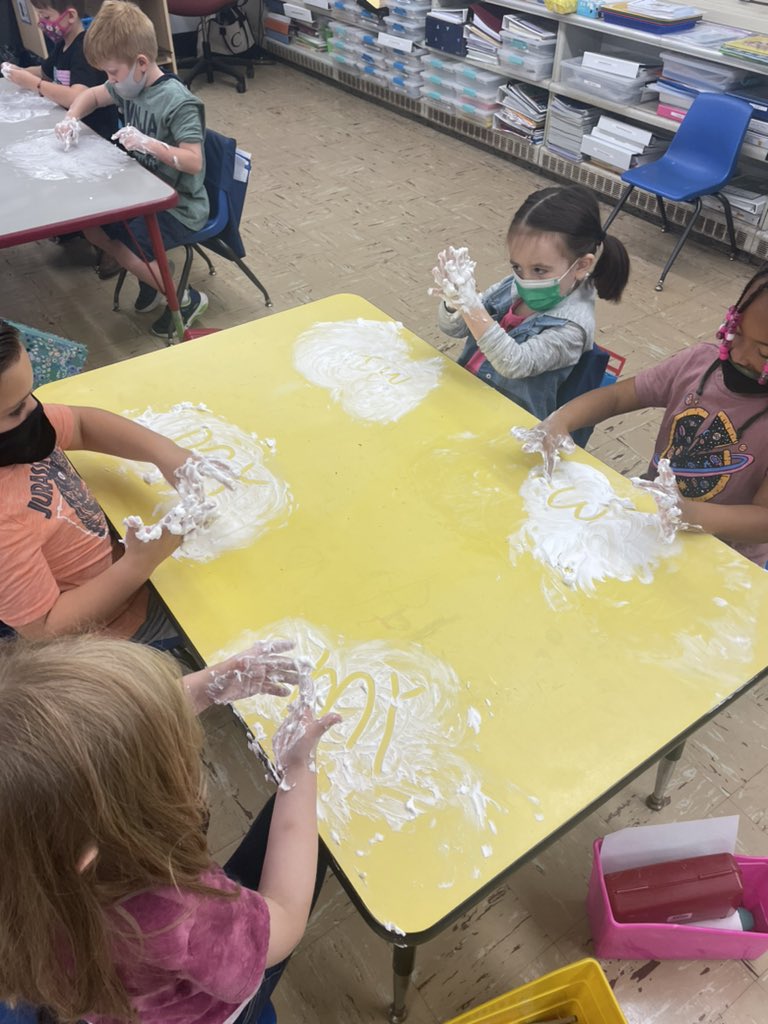 CusterC36's tweet photo. Our favorite way to practice sight words in Kindergarten! #learningisfun @BayviewESchool @BayviewParents @MiddletownEA https://t.co/EP1ZfwPkbw