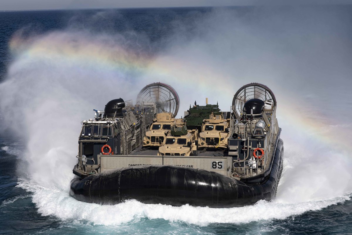 A @USNavy Landing Craft Air Cushion transports #Marine equipment from @camp_lejeune to the USS Kearsarge. 

The Kearsarge and embarked @22nd_MEU are conducting training in an integrated environment for amphibious and maritime operations.

#BlueGreenTeam #EveryDomain