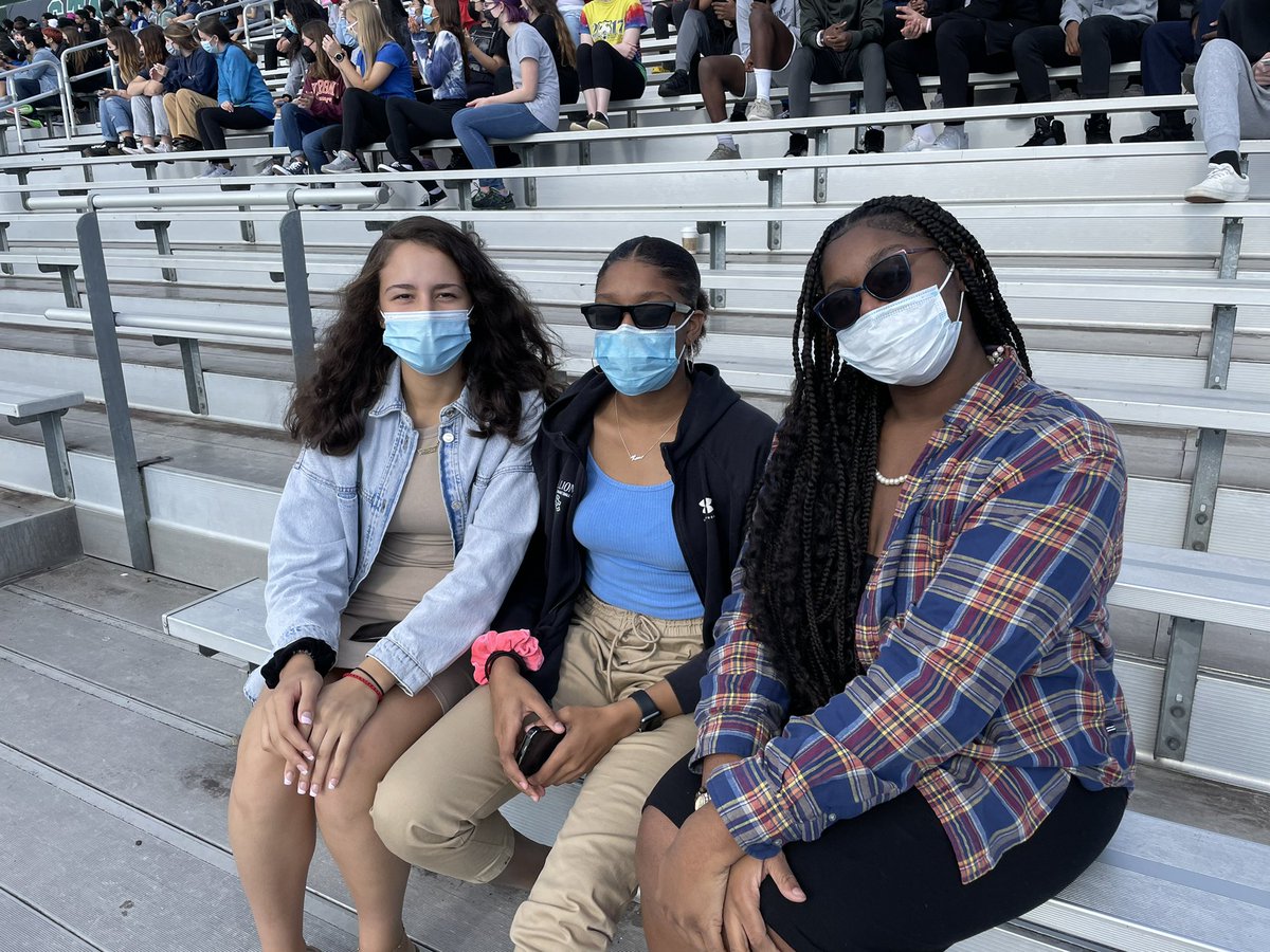 SC_GBB's tweet photo. Enjoying the 2021 Homecoming Pep Rally with sophomore Leila Carter, Senior Ka’mel Colbert, and senior Avarie Arrington #hoco #fcps #soco #onefamily @MLWootenDSA @soco_principal @SoCoADSA https://t.co/QFx75w6c8U